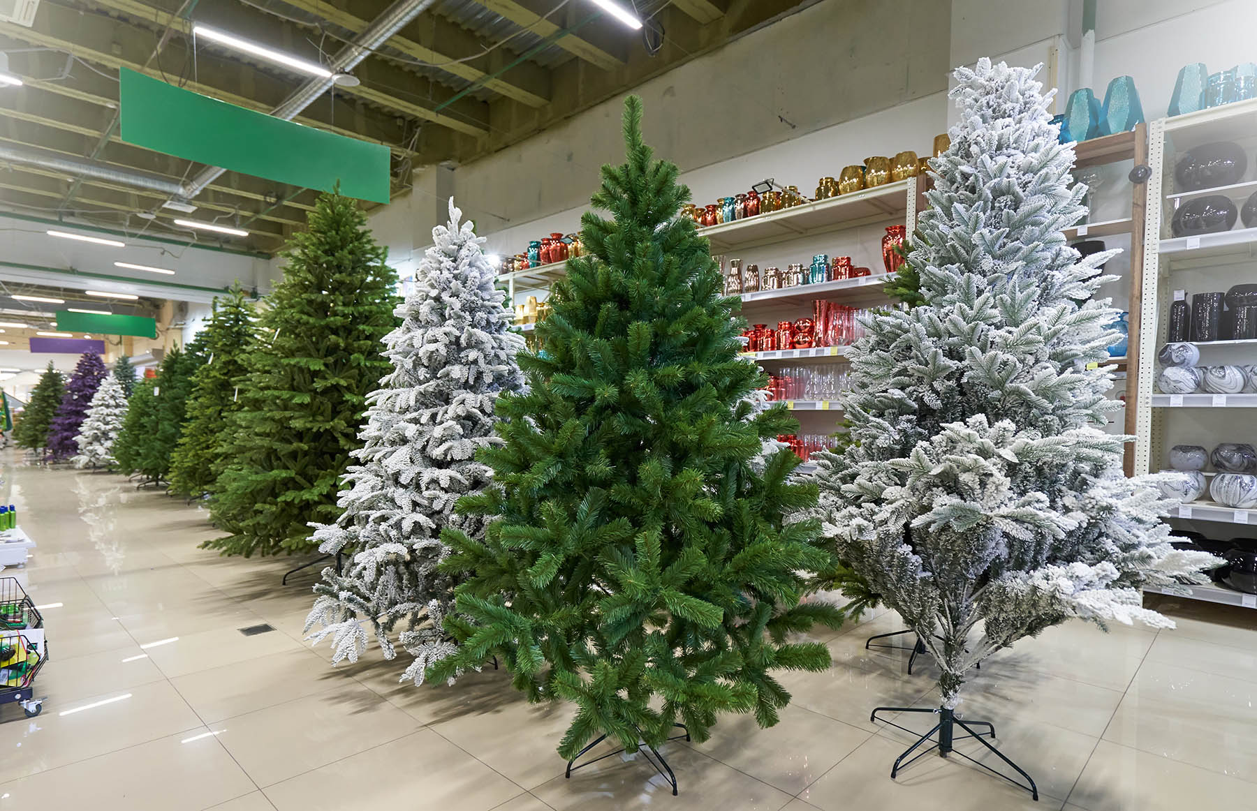 Choosing the Best Artificial Christmas Trees: Features and Styles Reviewed